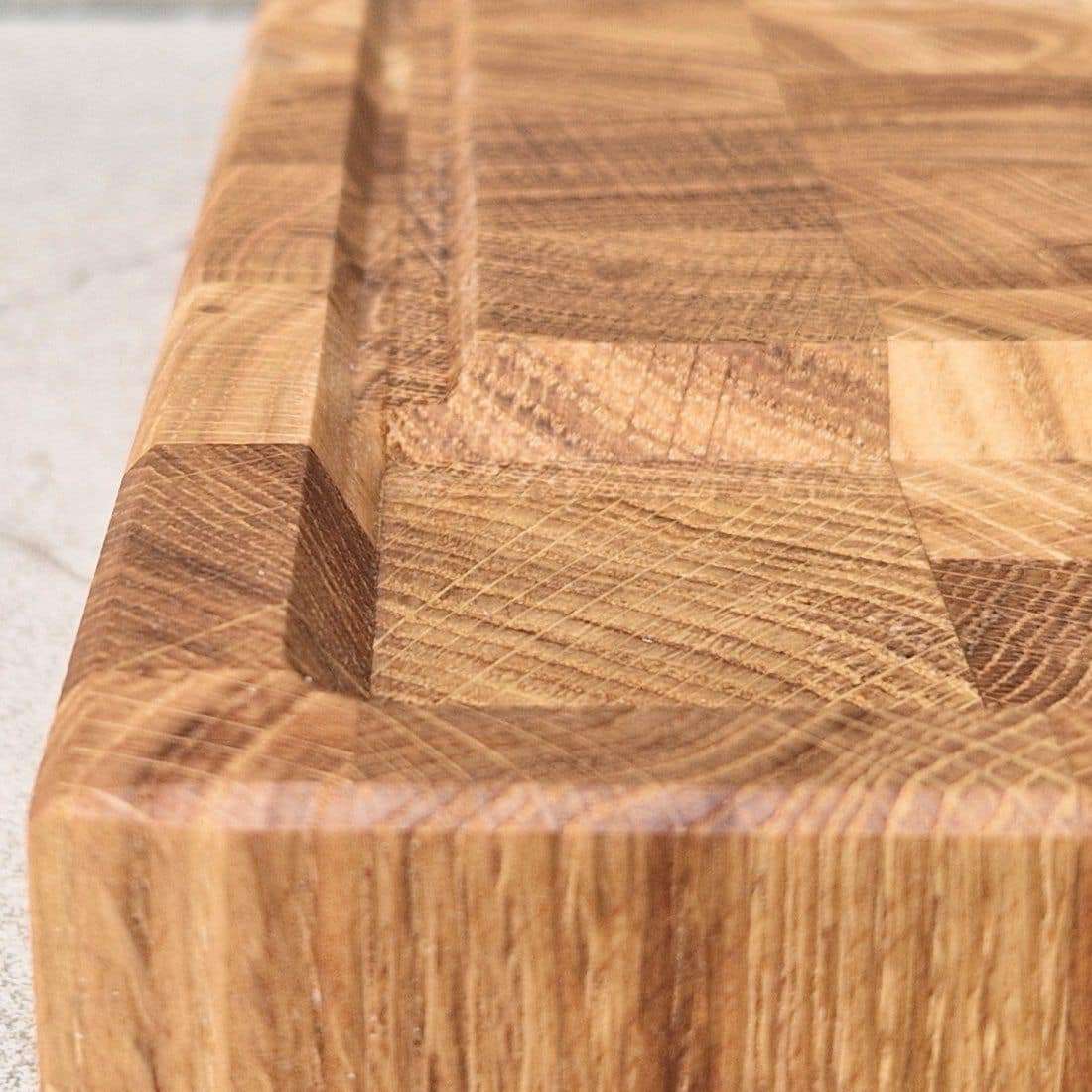 Planche en bois massif dressée pour le service à table
